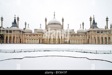 Royal Pavilion de Brighton et motifs dans la neige. L'hiver. Brighton East Sussex England Banque D'Images