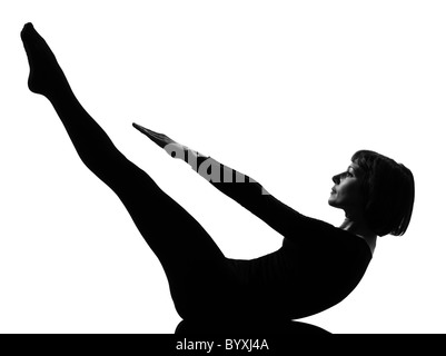 Femme paripurna navasana voile posent la posture de yoga position dans la silhouette studio sur fond blanc Banque D'Images