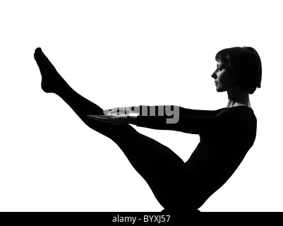 Femme paripurna navasana voile posent la posture de yoga position dans la silhouette studio sur fond blanc Banque D'Images