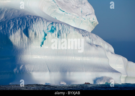 Une image composite de touristes explorant un iceberg dans leur voyage à travers l'Arctique canadien ; le Nunavut, Canada Banque D'Images