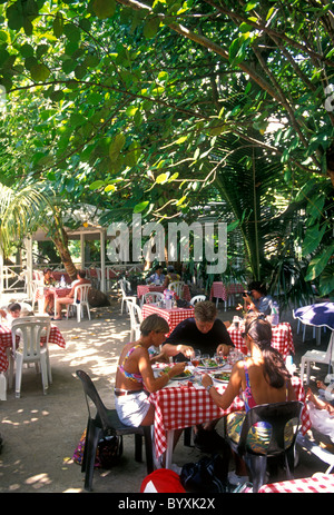 Les gens, les touristes, manger, restaurant créole Le Karacoli, aliments et boissons, Grande Anse, Ville de Deshaies, Basse-Terre, Guadeloupe, French West Indies Banque D'Images