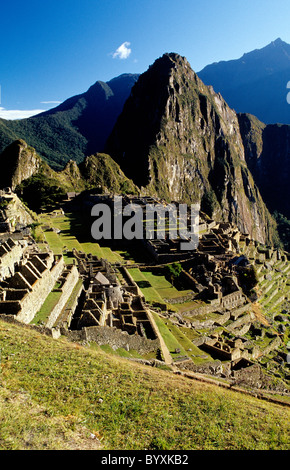 Ruines incas près de la Grand Plaza vu depuis la cabane de la concierge dans l'UNESCO World Heritage ruines de Machu Picchu - Pérou Banque D'Images