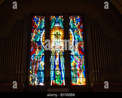 Satained la façade de verre par Almada Negreiros sur l'entrée principale de l'église Notre Dame de Fatima à Lisbonne Banque D'Images