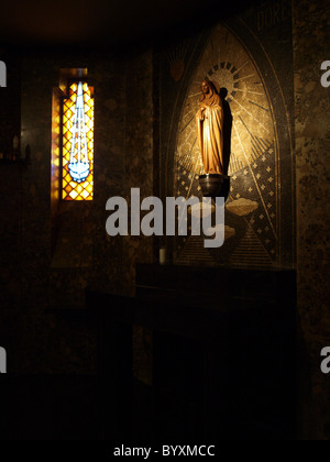 Autel de Notre Dame de Fátima dans le quartier moderniste de l'église du même nom à Lisbonne Banque D'Images