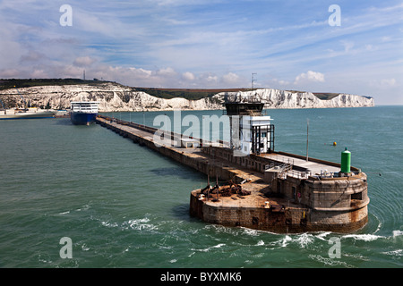 Mur du port et les falaises blanches de Douvres Angleterre UK Banque D'Images