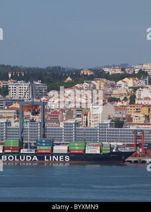 D'un cargo dans le Tagus river en face de l'ancien et le nouveau bâtiment de Lisbonne Banque D'Images