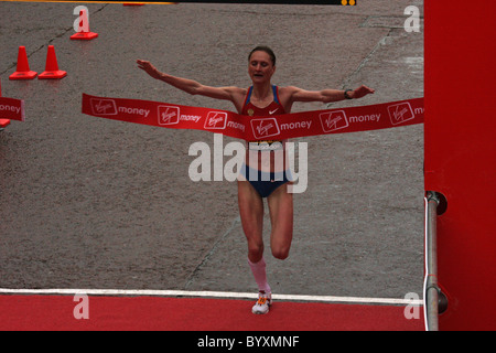 Liliya Shobukhova de la Russie remporte la course de la femme au marathon de Londres 2010 vierge Banque D'Images