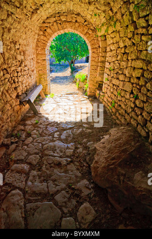 Couloir de pierre de l'ancien monastère abandonné en Grèce Banque D'Images