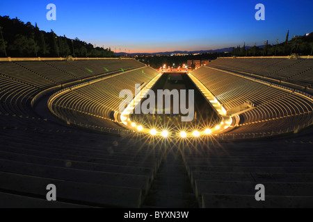 (Stade Panathinaiko Kallimarmaro) par nuit à Athènes, Grèce Banque D'Images