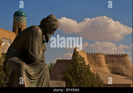 Statue de Al Khorezmi, Khiva, Khiva, ancien de l'Ouzbékistan. Muhammad ibn Musa al Khwarizmi Banque D'Images