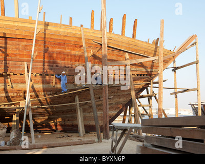 Un énorme nouveau boutre traditionnel en bois en construction, Jaddaf boatyard, DUBAÏ, ÉMIRATS ARABES UNIS Banque D'Images