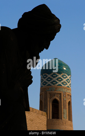 Statue de Al Khorezmi, Khiva, Khiva, ancien de l'Ouzbékistan. Muhammad ibn Musa al Khwarizmi Banque D'Images