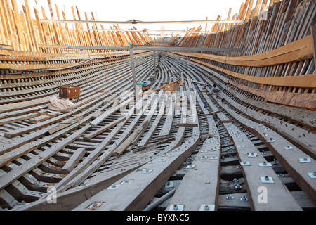 Un énorme nouveau boutre traditionnel en bois en construction, Jaddaf boatyard, DUBAÏ, ÉMIRATS ARABES UNIS Banque D'Images