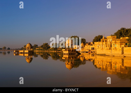 L'Inde, Rajasthan, Jaisalmer, Début de la lumière du matin sur Gadisar Lake Banque D'Images