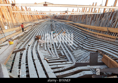 Un énorme nouveau boutre traditionnel en bois en construction, Jaddaf boatyard, DUBAÏ, ÉMIRATS ARABES UNIS Banque D'Images