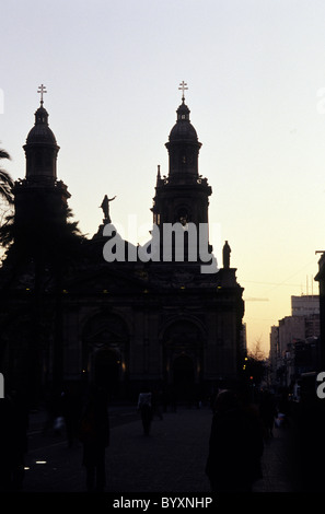 Façade de cathédrale Metropolitano sur la Plaza de Armas illuminée au crépuscule- Santiago, Chili. Banque D'Images