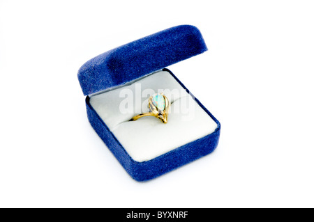 Bague Opale en or dans la blue box Banque D'Images