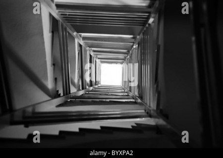 Perspective spirale escalier architecture. Noir et blanc. Banque D'Images