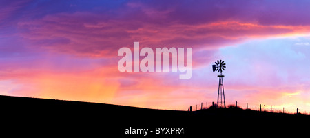 Moulin à vent et thunderstrom au coucher du soleil. La Palouse, Washington. Banque D'Images