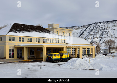 Snowcoach garé en face de la Mammoth Hot Springs Hotel. Le Parc National de Yellowstone, Wyoming, USA. Banque D'Images