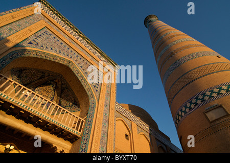 Minaret de l'Islam Khodja à Khiva, Ouzbékistan. Islom xo'Majuasi maintenant ja, Musée des Arts Appliqués Banque D'Images