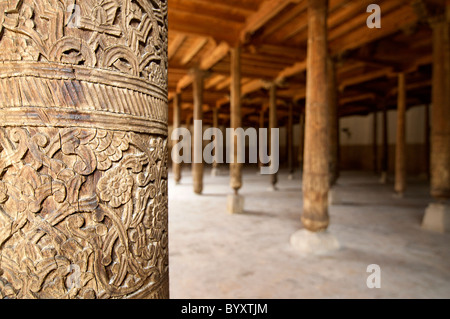 Piliers en bois sculpté à l'intérieur de la mosquée Juma, Khiva, Ouzbékistan Banque D'Images