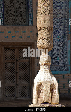 Maiolica géométrique et pilier, Tosh-Khovli ou Khan's Palace, Khiva, Ouzbékistan Banque D'Images