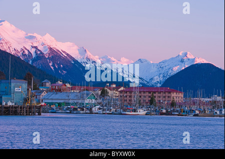 Canal, ports et d'une montagne à Sitka, en Alaska, au cours d'un beau coucher du soleil. Banque D'Images