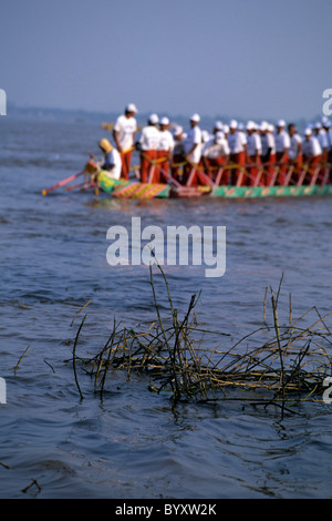 Longboat racers sur la rivière Tonle Sap au cours de la fête de l'eau (Bonn Om Tuk) Célébrations- Phnom Penh, Cambodge. Banque D'Images