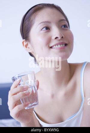 Woman drinking water Banque D'Images