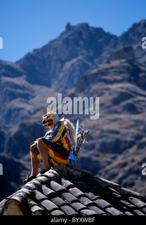 Saqra (Communauté andine) devil dancer relaxing au Fiesta Pentecostes dans le village Inca d'Ollantaytambo- Vallée Sacrée, le Pérou. Banque D'Images