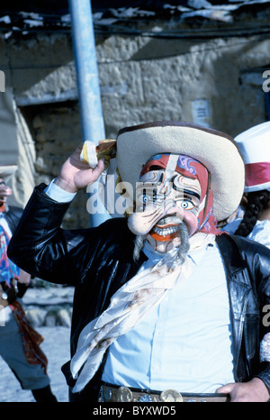 Majeno (drunken conquistador) dancer au Fiesta Pentecostes dans le village Inca d'Ollantaytambo- Vallée Sacrée, le Pérou. Banque D'Images