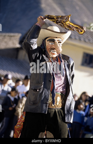 Majeno (drunken conquistador) dancer au Fiesta Pentecostes dans le village Inca d'Ollantaytambo- Vallée Sacrée, le Pérou. Banque D'Images