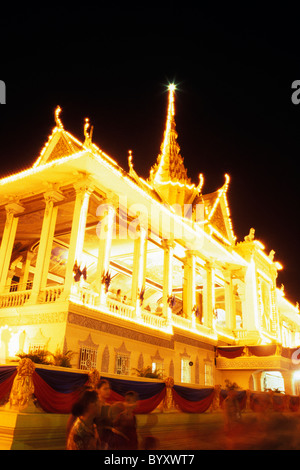 Chan Chaya Pagoda illuminée la nuit pendant la fête de l'eau au centre-ville de Phnom Penh, Cambodge Banque D'Images