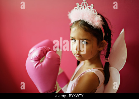 Petite fille de cinq ans avec des gants de boxe, rose fairy wings et tiara Banque D'Images