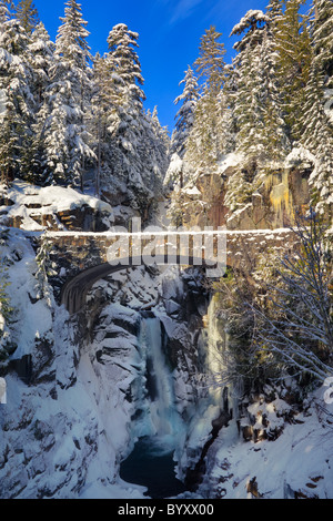 Pont au-dessus de Christine Falls dans la région de Mount Rainier National Park en hiver Banque D'Images