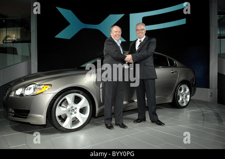 Ian Callum (Directeur du Design, Jaguar Cars) et Mike Mohan (Chef Ingénieur Programme ) Jaguar est montrant la toute nouvelle berline XF Banque D'Images