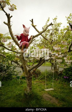 Les cochons peuvent voler. Fille de masque de cochon avec des ailes. Banque D'Images