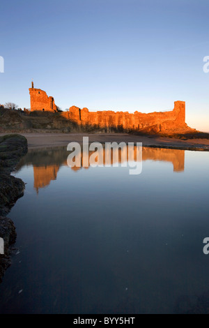 St Andrews Castle reflète dans l'étang de baignade au lever de Fife Banque D'Images