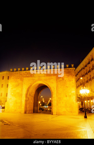 La Porte Bab Bhar (français), près de l'entrée de la médina, patrimoine mondial de l'allumé à l'aube- Tunis, Tunisie. Banque D'Images