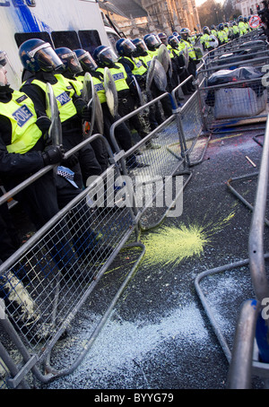 Cordon de police anti-émeutes autour de la chambre du Parlement au cours de la protestation des étudiants Banque D'Images