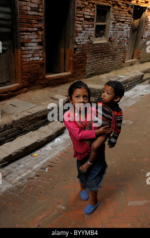 Jeune fille tenant son frère , la vie des populations ( l ) les Népalais , la vie dans la rue à Katmandou kathmandu , Népal , Banque D'Images