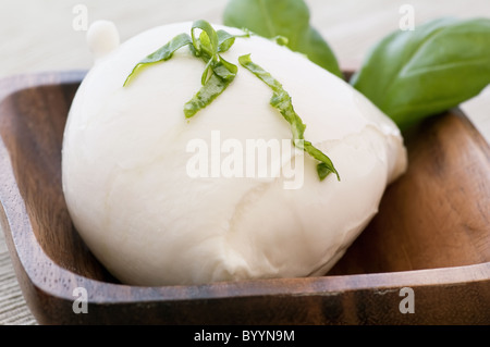 La mozzarella de bufflonne comme libre dans un bol en bois de teck. Banque D'Images