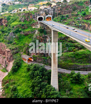 Un pont routier à l'entrée du tunnel sur l'île de Madère, Portugal Banque D'Images