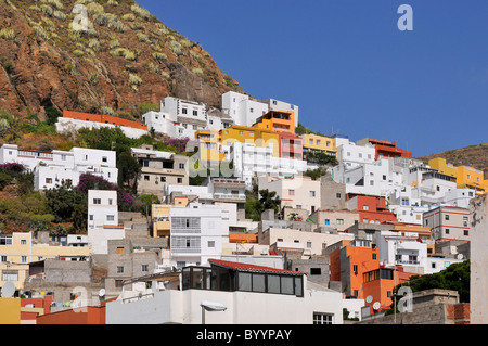 Village de San Andres à la partie nord-est de Tenerife, dans les îles Canaries, avec vue sur la montagne dans l'arrière-plan Banque D'Images