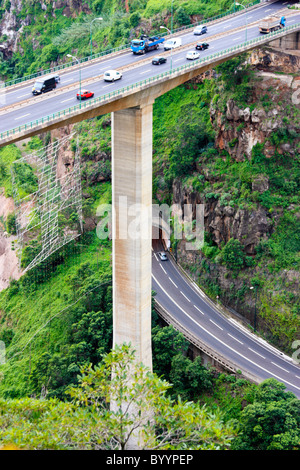 Un pont routier sur l'île de Madère, Portugal Banque D'Images