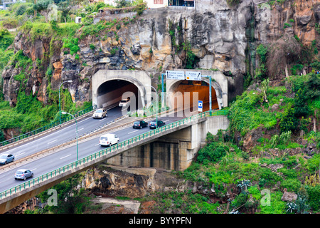 Entrée d'un tunnel routier sur l'île de Madère, Portugal Banque D'Images