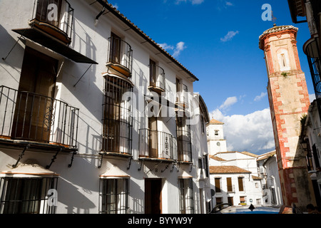 Bâtiments et clocher de l'église dans typique / Rue / Route de Grazalema, village blanc en Andalousie, Espagne Banque D'Images