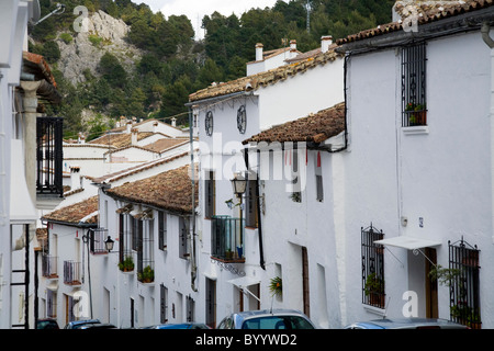 Dans les bâtiments traditionnels typiques de la rue / route / scène de Grazalema, village blanc dans le NE de la province de Cadix, Andalousie, Espagne Banque D'Images