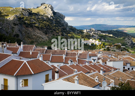 À la recherche sur le toit/ tops de Grazalema, le Village Blanc dans le nord-est de la province de Cadix, Andalousie, espagne. Banque D'Images